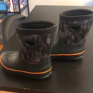 Kids winter boots size 9